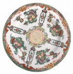 CHINA - Elegante prato para coleção em porcelana chinesa esmaltada fartamente adornada com figuras de flores e frutos em rica policromia e vibrante ouro. Mede 20,5cm de diâmetro.