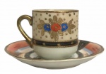 JAPÃO - Elegante xícara para café ou coleção em porcelana japonesa dito casca de ovo, fartamente adornada com paisagem e flores pintada a mão. Acompanha seu respectivo pires.