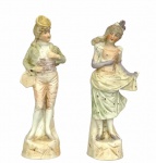 EUROPA SEC XIX  - Duo de seculares esculturas em porcelana europeia biscuits representando casais da corte em trajes galantes em policromia. Medida da maior 18,5cm.