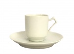 LIMOGES - Elegante xícara para café em porcelana branca francesa. Acompanha seu respectivo pires. Possui registro da manufatura.