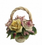 ITALIA - Antigo bibelô em biscuit italiano, representando cesta de flores policromadas. Possui registro da manufatura CAPODIMONTE. Mede 10cm de altura.