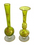 VENEZA 1900 - Duo de antigas floreiras em cristal veneziano verde, adornadas a mão com  motivo floral e vibrante ouro. Uma possui restauros. Período 1900. Medida da maior 15 cm.