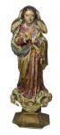 MINAS - Secular imagem sacra representando Nossa Senhora da Conceição esculpida em madeira nobre policromada com vibrante ouro. Olhos de vidro. Meados 1900. Mede 29cm altura.