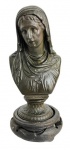 EUROPA - Centenária escultura sacra em petit bronze europeu cinzelado, representando Nossa Senhora de Piedade, apoiada base de madeira entalhada a mão, formato circular. Possui inscrição "Mater Dolorosa". Meados de 1900. Mede total 21cm.