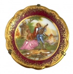 LIMOGES - Antiga miniatura de prato para coleção com apoio para mesa, em pasta de porcelana francesa LIMOGES. Apresenta registro da manufatura no verso. Mede 4,5cm diâmetro.