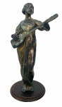 ART NOUVEAU - Antiga escultura em petit bronze representando figura feminina com instrumento musical, meados 1900. Apoiada sobre base de madeira no formato circular.  Desgaste do tempo. Mede 26 cm.