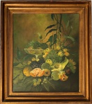 CELSO DE OLIVEIRA - Imponente obra em óleo sobre madeira representando natureza morta, "frutas sobre a mesa", assinada no canto inferior direito, datada 1972, frente e verso, protegida por elegante moldura de madeira patinada em ouro velho. Possui cachê da galeria Bahiart. Acompanha recibo de procedência. Medida da obra 70 x 60cm. Medida total 90 x 80cm.