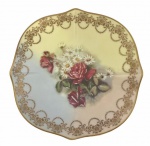 LIMOGES FRANÇA - Porta aliança em pasta de porcelana francesa LIMOGES, adornada à mão ao centro com motivo floral policromado e guirlandas em vibrante ouro. Possui registro da manufatura. Mede 14cm diâmetro.