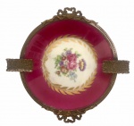 LIMOGES FRANÇA - Antigo cinzeiro em pasta de porcelana Limoges adornada com motivo floral sobre fundo marsala com detalhe em bronze ormolu. Possui registro da manufatura. Mede 11,5cm diâmetro.