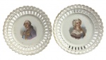 EUROPA SÉCULO XIX - Pendant de seculares medalhões para parede em pasta de porcelana européia adornados ao centro com figura de Louis XV e Madame de Pompadour. Bordas vazadas em movimento com contorno em vibrante ouro. Marcas do tempo. Mede 18cm.