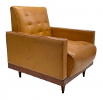 ANOS 60 - Elegante e rara poltrona de braços, design linhas retas anos 60, estrutura em madeira estofada em capitonê na cor ocre. Pés ao estilo palito, transição anos 50 para 60. Original da época. No estado. Mede  80cm altura x 70cm largura x 80cm comprimento.