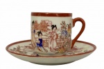 JAPÃO - Antiga xícara para café e ou coleção em delicada porcelana japonesa, dito casca de ovo, fartamente adornada com paisagem e figuras humanas em policromia. Acompanha seu respectivo pires. Possui registro da manufatura.