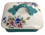 HERBER - Elegante caixa ou porta-joias da marca Herber em porcelana branca e azul turquesa, tampa com pega adornada com flores pintadas à mão e assinada. Mede 11cm comprimento X 9cm de largura.