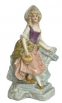 EUROPA - Escultura/ floreira em biscuit europeu representando figura de dama de época em policromia. Mede 17cm de altura.