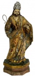 MINAS - Antiga imagem sacra representando São José em madeira nobre policromada, com olhos de vidro, portando cajado e coroa em metal, mão adaptada. 28cm de altura.