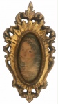 Antigo camafeu em estuque francês em vibrante ouro com figura de dama ao centro em seda. Mede 21cm X 12cm.