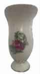 EUROPA - Antiga floreira em porcelana esmaltada formato bojudo com borda em vibrante ouro e adornada com ramalhete de flores em policromia. Mede 17cm X 14cm.