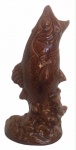 Elegante escultura de porcelana em faiança laqueada na cor terra representando peixe saindo das águas. Mede 30cm x 15cm.