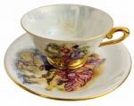 JAPAO - Antiga xícara para chá e ou coleção em porcelana japonesa adornada com cena galante em policromia e vibrante ouro. Acompanha seu respectivo pires com marca dourada.
