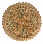 EUROPA - Antiga toalha em veludo para bandeja em formato circular adornada com motivo floral e policromia. Mede 35cm de diâmetro.