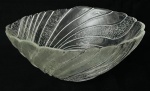 Saladeira em pasta de vidro transparente, formato circular, design retorcido com borda ondulada. Mede 28cm diâmetro.