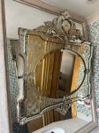 MH 220 - Belíssimo espelho veneziano. Medindo 102 cm diâmetro X 92 cm largura. Leves marcas tempo.
