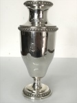 Vaso em Prata de lei Francesa Repuxada e Cinzelada rico trabalho em prata 250 gr. - Medidas : 20 cm altura total x 8,5 cm de diâmetro