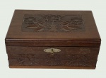 Caixa de madeira de lei entalhada com flores compartimento interno em madeira com divisões acompanha chave - medidas 27 cm x 18 cm 11 cm de altura