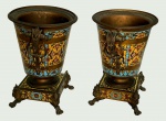 Par de vasos miniatura, bronze com aplicação de ouro e esmalte champleve, peça século XIX. Medidas 17,5cm altura total - 14cm entre as alças base de 10,5cm x 10,5cm.