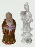 Par de Divindades Chinesas em porcelana pintada e outra totalmente isenta de cor medidas maior 16 cm de altura x menor 16cm de altura 