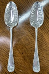 Duas Colheres Inglesas 1759 sec XVIII Em prata de lei Medidas 21 cm comprimento x 4 cm largura total