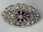 Broche Vintage em Prata de Lei Repuxada e cinzelada com Diamantes Rústicos Esmalte Azul Central - Medidas Largura 5 cm x Altura 3 cm