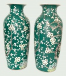 Par de vasos em Porcelana chinesa com flores e árvore em perfeita estado de conservação. -medidas 34 cm de altura x 14 cm de diâmetro total