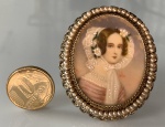 Broche e Pendantife Vintage em Prata de Lei com Pintura representando uma Dama Antiga Medidas Altura 5 cm x Largura 4 cm