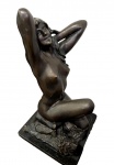 Escultura em bronze - Banhista - Escola européia, assinada por C. Binder, base de mármore preto. Medidas 55cm altura.