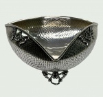 Bowl em prata de Lei 833 repuxado e cinzelado. Peso 136gr. Medidas 15 cm x 15 cm x15cm x 5 cm altura