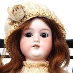 ARMAND MARSEILLE, Belíssima boneca alemã, cabeça de porcelana, corpo, roupa e acessórios em bom esta