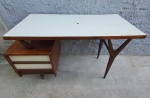Scapinelli - Bela escrivaninha em madeira nobre. obs. Peça precisa de restauro, faltando 1 gaveta. 120cm x 80cm x 60cm.