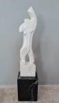 BRUNO GIORGI - Escultura em mármore representando " torso feminino" com base em granito preto. Medidas, 86cm x 20cm.