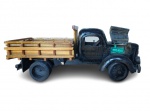 Antiga e grande réplica de caminhão, anos 70, toda produzida em madeira de lei entalhado a mão, detalhes móveis, inclusive eixo dianteiro, medindo 75 cm comprimento, 30 cm altura, 30 cm largura.