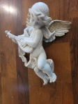 Escultura em resina representando anjo com bandolin. Apresenta algumas marcas de riscado. Vendido no estado. Mede 0,27cm x 0,17cm.