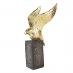 Escultura pássaro dourado com base na cor cimento,todo em resina. Com 22 cm de altura, 14 cm de profundidade e 15,5 cm de largura, linda peça decorativa.
