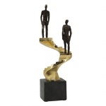 Lindíssima escultura Pessoas Subindo em resina, com um movimento singular. Medindo: 41,5 cm de altura, 14 cm de profundidade e também 14 cm largura.