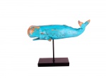 Escultura baleia azul vintage com pedestal em resina. Medidas: 40 cm de largura por 12,5 cm de profundidade e 28 cm de altura.