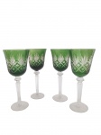 Conjunto com 4 taças para vinho tinto em vidrão lapidado na tonalidade verde com haste translúcida. Med.: 23 cm de altura