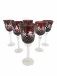 Conjunto com 6 taças para vinho tinto em vidrão lapidado na tonalidade vermelho rubi com haste translúcida. Med.: 23 cm de altura
