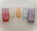 Conjunto com 05 copos longos em vidro, coloridos. Anos 50/60. Med.: 14 cm de altura