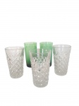 Lote composto por 5 copos, sendo 3 em vidrão com decoração bico de jaca (13,5 cm), 2 em vidro verde jateados (13,5 cm)