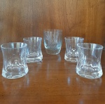 Lote composto por 5 pequenos copos para shot, sendo 4 com base sextavada (7 cm), 1 em cristal lapidado (9 cm). *Possui mínimo bicado