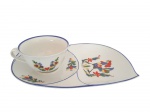 Xícara de chá com pires acoplado em porcelana branca da manufatura Paraná, pintada á mão. Med.: Xícara: 10,5 cm de diâmetro x 6 cm de altura; Pires: 29 cm